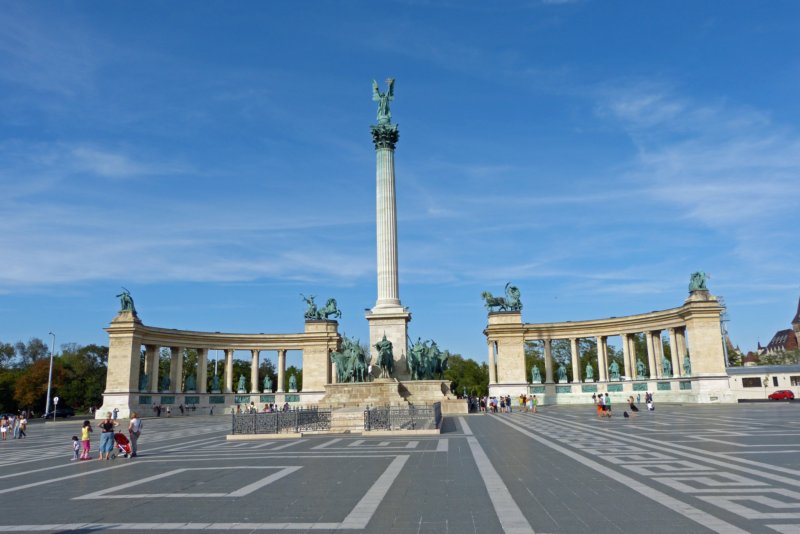 heldenpleinmilleniummonument.jpg