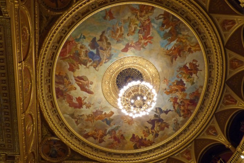 staatsoperafrescoenkroonluchter.jpg
