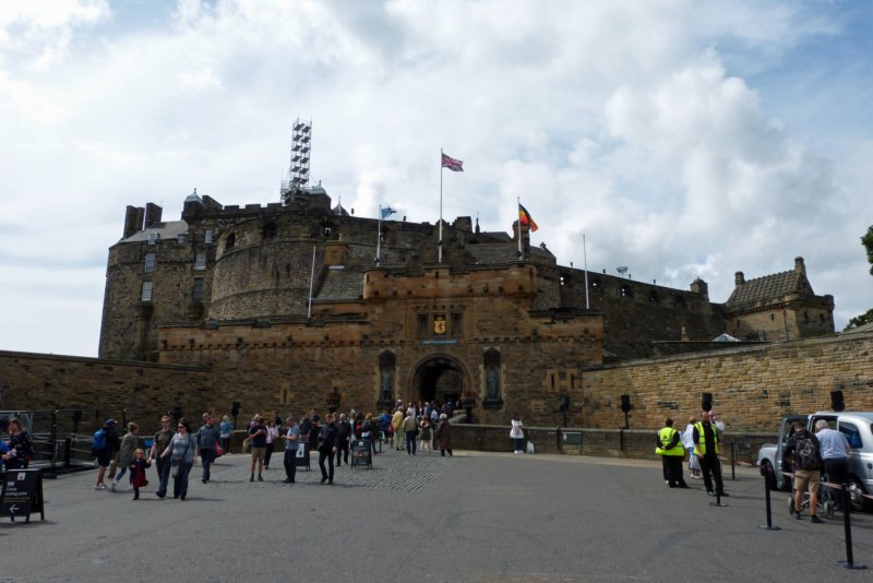 edinburghcastleingang.jpg