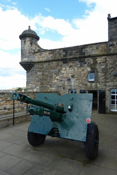 edinburghcastleoneoclockgun.jpg
