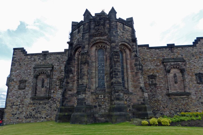 edinburghcastlescottischnationalwarmemorial.jpg