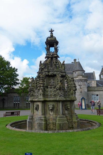 palaceofholyroodhouse2.jpg