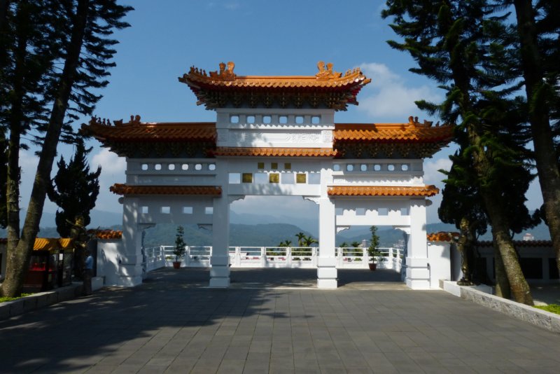 sunmoonlakexuanzangtempel.jpg