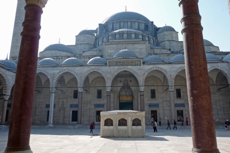 istanbulvoorgevelsuleymaniyemoskee.jpg