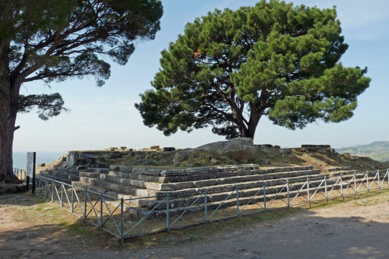 pergamonacropolisaltaarvanzeus.jpg