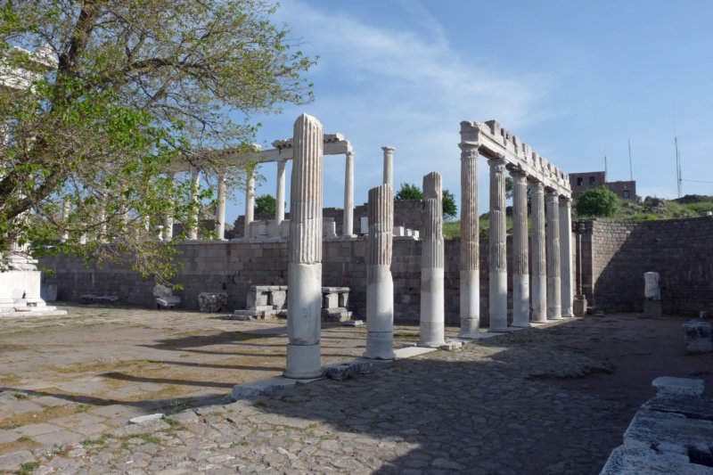 pergamonacropolistempelvantrajanus.jpg
