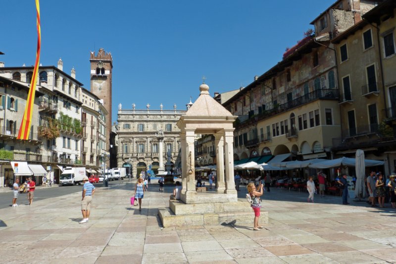 piazzadelleerbe.jpg